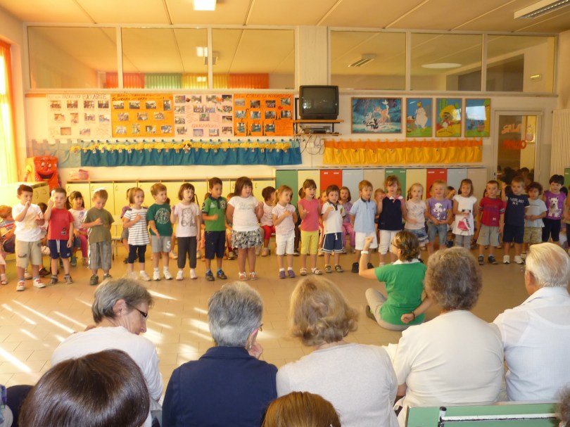 I bambini più grandi durante la loro esibizione